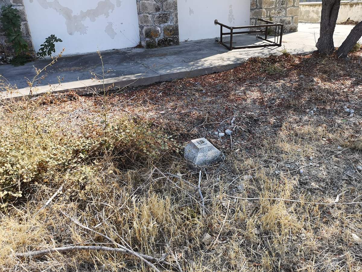 Ελιά Ελληνορθόδοξο Κοιμητήριο