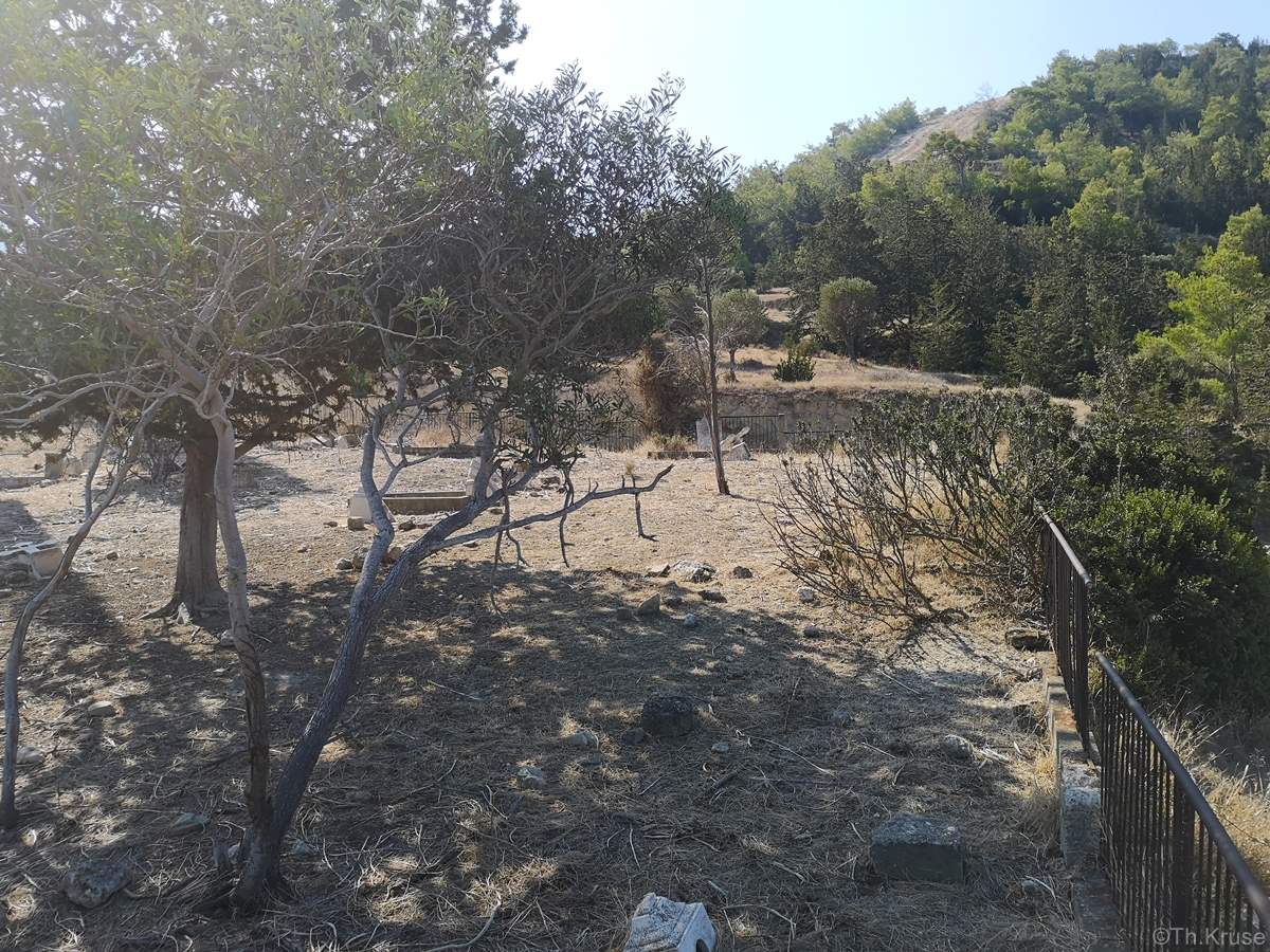 Ελληνορθόδοξο Κοιμητήριο Καλογραίας