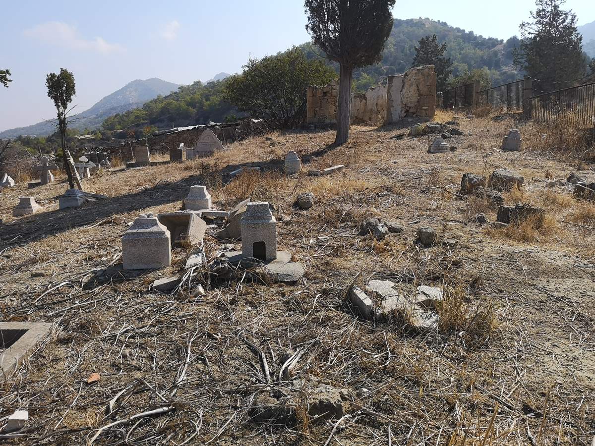 Ελληνορθόδοξο Κοιμητήριο Καλογραίας