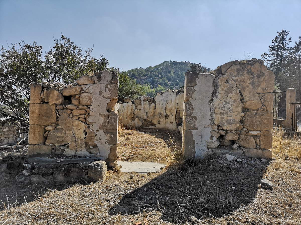 Ελληνορθόδοξο Κοιμητήριο Καλογραίας